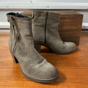 Taos Women Shaka 2 Brown Leather Embossed Side Zip Ankle Boot Size 6